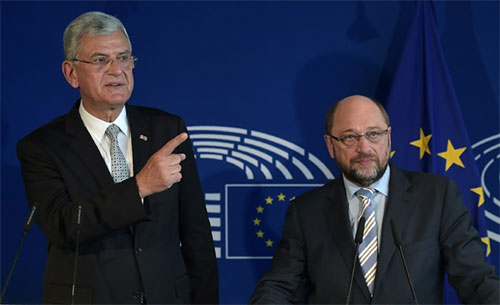 El presidente del Parlamento europeo, Martin Schulz (D), y el ministro turco de Asuntos Europeos, Volkan Bozkir