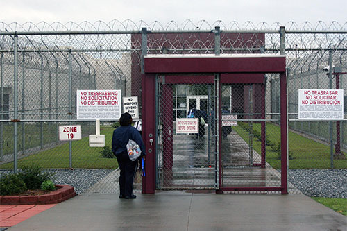 entrada del centro de detención Stewart
