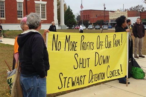 ciudadanos piden el cierre del centro de detención Stewart