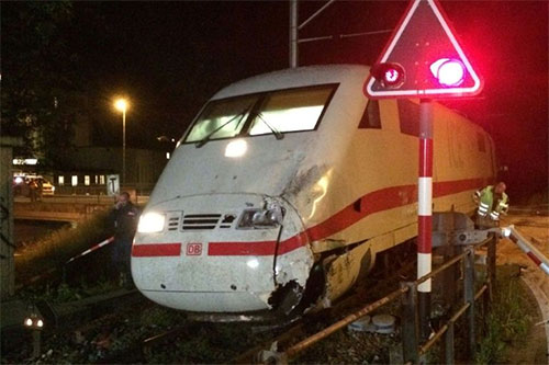 un tren choca contra un autocar en Suiza