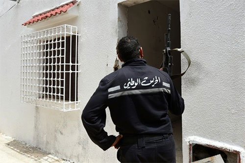 un miembro de la Guardia Nacional de Túnez durante una redada