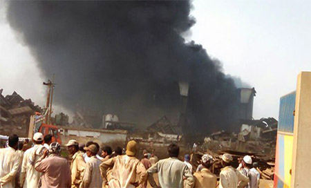 Explosión en un muelle pertrolero en Karachi