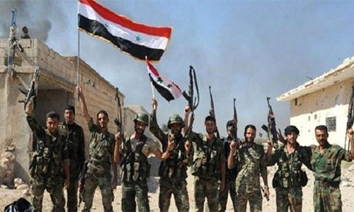 soldados sirios izan la bandera nacional en Alepo
