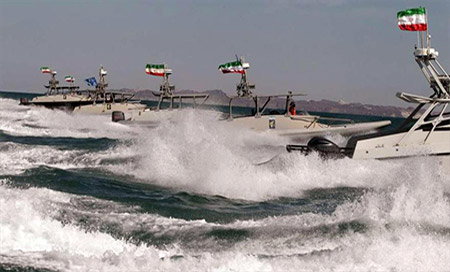Lanchas iraníes en el Golfo Pérsico