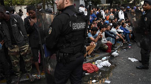 La policía desmantela un campamento de migrantes en París