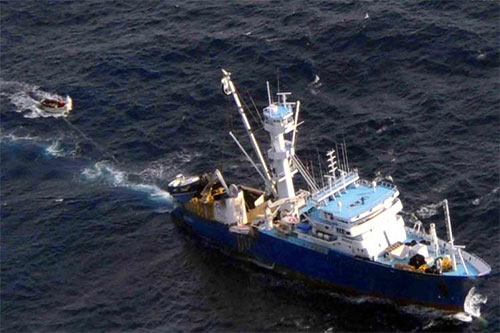 Liberan a tripulantes de barco secuestrado en aguas somalíes