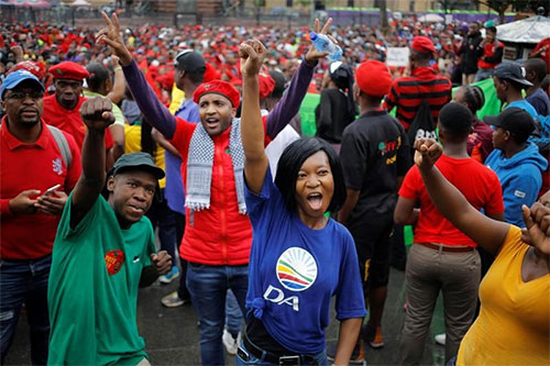 manifestantes piden la dimisión del presidente Jacob Zuma