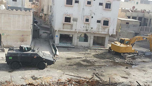 destrucción causada por bombardeos saudíes en Al-Awamiya
