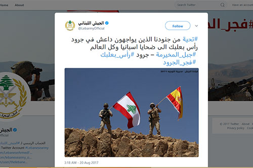 Soldados del Ejército libanés ondean una bandera española