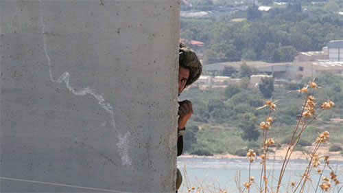 un soldado israelí en la frontera con Líbano