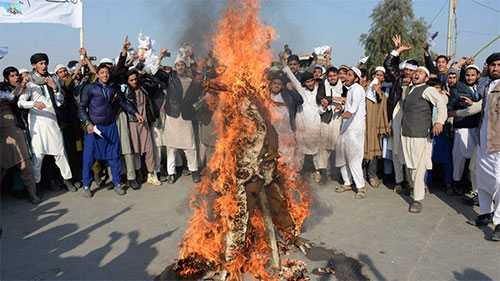 queman una efigie de Trump en Jalalabad