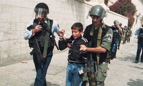 soldados israelíes arrestan a un menor palestino
