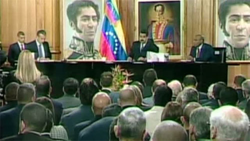 El Parlamento exige la dimisión de Maduro