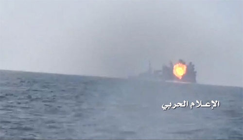 Los yemeníes atacan con un misil una fragata de la agresión saudí