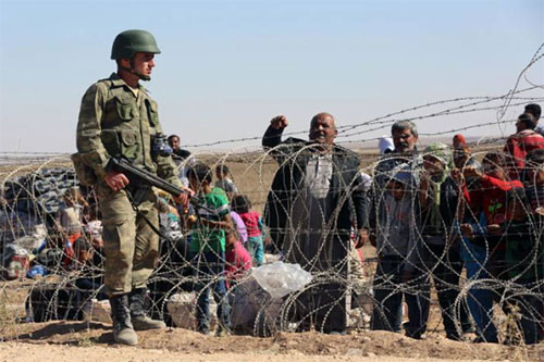 un guardia turco en la frontera con Siria