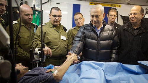 Netanyahu saluda a un herido de los grupos terroristas que operan en Siria