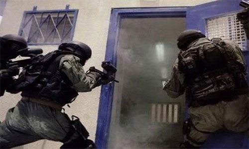 soldados israelíes irrumpen en una celda