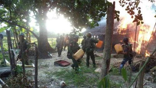 soldados queman un poblado de musulmanes en Myanmar