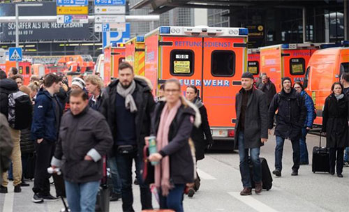 Pasajeros evacuados esperan en el exterior de las terminales del aeropuerto de Hamburgo