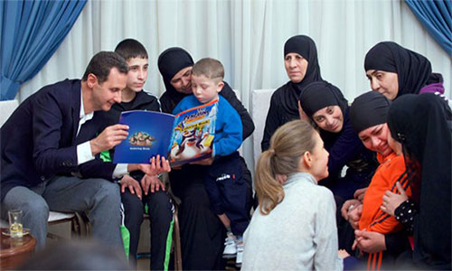 Al Assad y su esposa reciben a mujeres y niños liberados de grupos terroristas