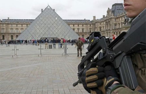 El incidente del Louvre termina con la muerte del atacante
