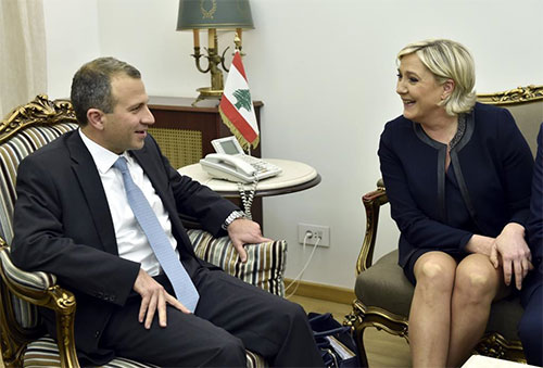 Marine Le Pen conversando con Yebran Basil