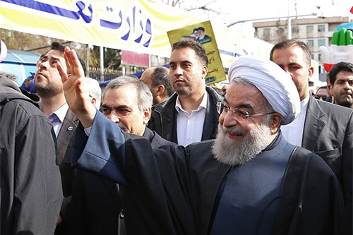 el presidente Hassan Rohani entre los manifestantes
