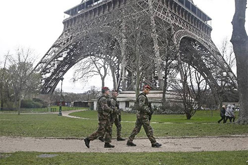 Soldados franceses patrullan junto a la Torre Eiffel