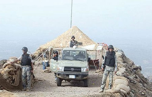 soldados saudíes en un puesto fronterizo en Yazan