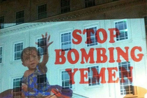 imagen proyectada en la fachada de la embajada saudí en Londres denuncia la agresión a Yemen