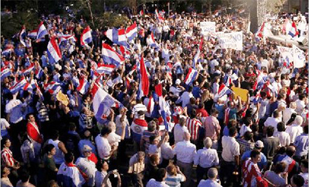 Miles de manifestantes contra la reelección presidencial en Paraguay