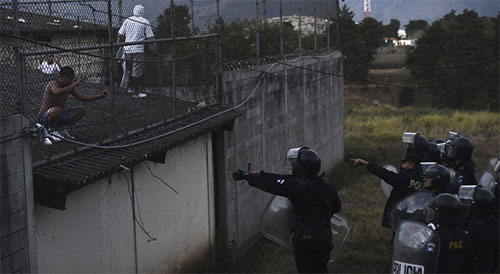 Pandilleros contra policías en Guatemala
