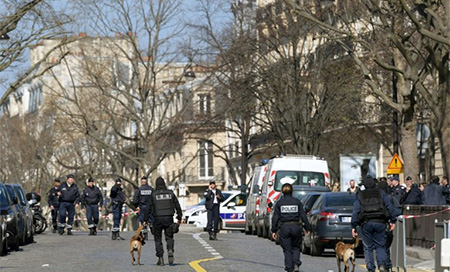 La policía francesa se despliega en el exterior de la sede del FMI