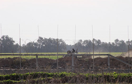 un tanque sionista cerca de la valla de Gaza