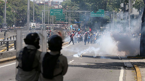 Una marcha de opositores acaba en enfrentamientos con la policía