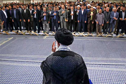 Jamenei durante un evento coránico en Teherán