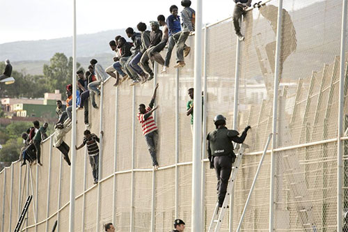 inmigrantes saltan la valla de Melilla