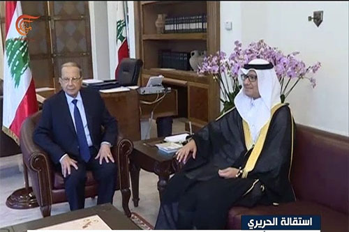 El presidente libanés, Michel Aoun, con el encargado de negocios de Arabia Saudí, Walid al Bujari