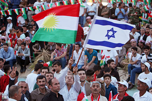 kurdos ondean la bandera israelí