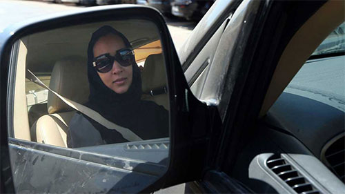 El rey saudí autoriza los permisos de conducir para mujeres