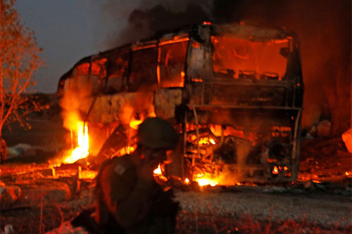 vehículo militar israelí quemado por el impacto de un misil de la Resistencia