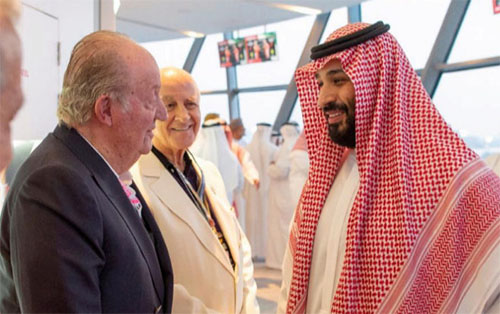 El Rey Juan Carlos saluda al príncipe heredero de Arabia Saudi, Mohamen bin Salman