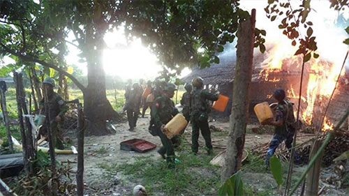 soldados birmanos queman aldea musulmana