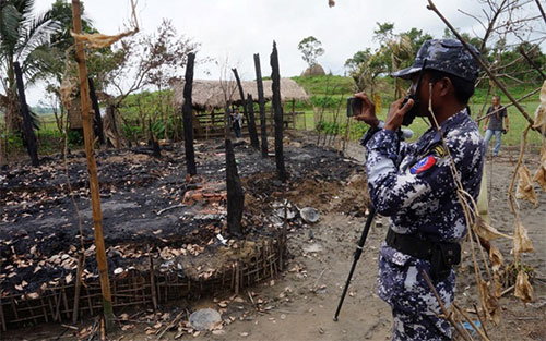 aldea musulmana quemada por soldados birmanos