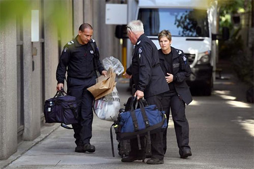 policías trasladan bolsas con paquetes sospechosos