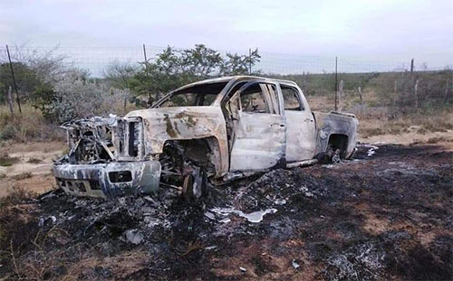 uno de los vehículos quemados
