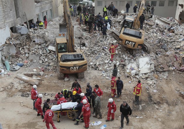 Al menos 26 muertos al derrumbarse un viejo edificio en Beirut