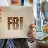 Un agente del FBI se olvida una carpeta con documentos secretos en un café en Francia