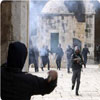 Las fuerzas del enemigo ataca el centro de la mezquita del Aqsa