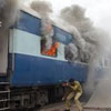Fuego en el coche cama de un tren de pasajeros en India